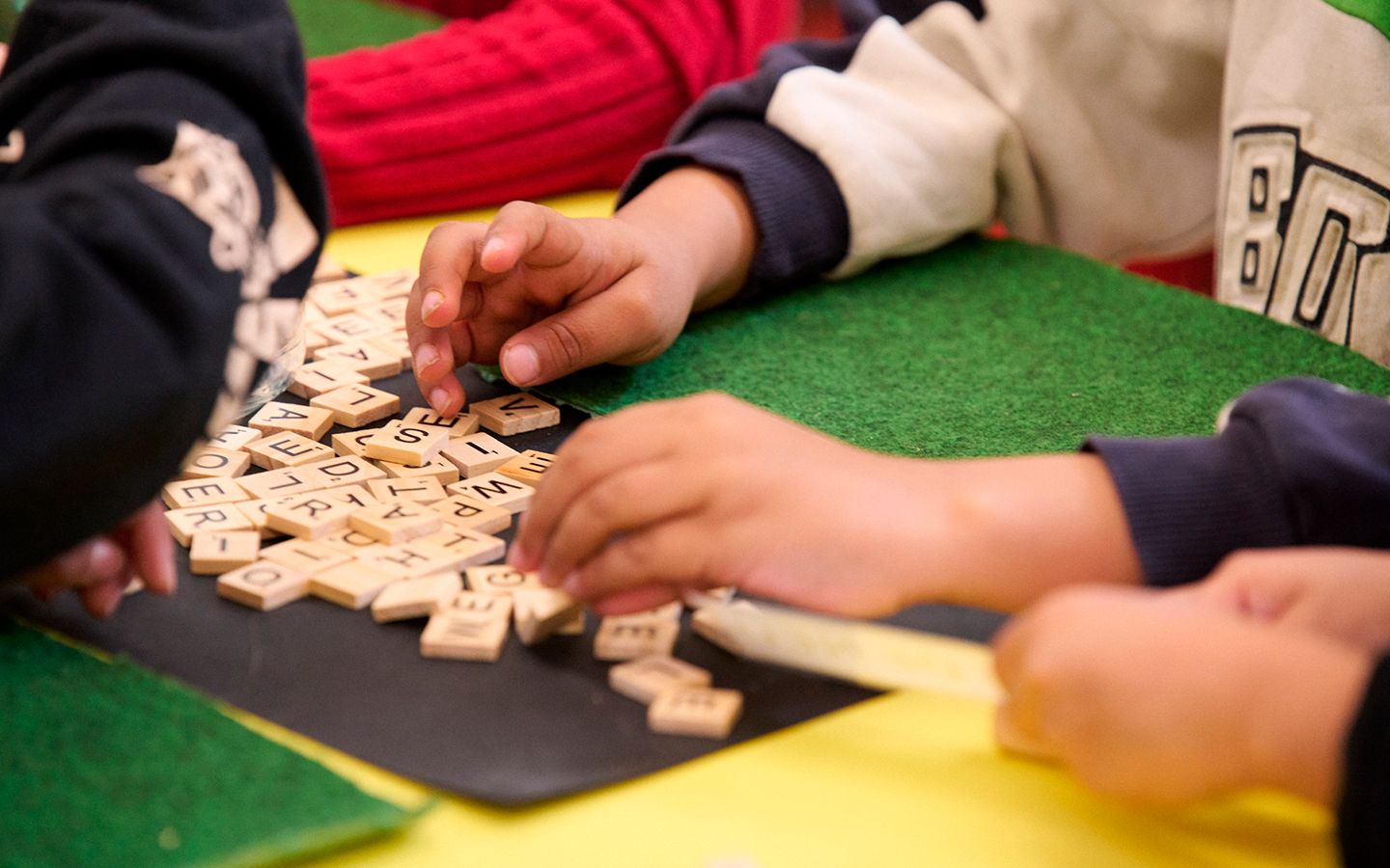 Actividad de lectoescritura manipulativa en el aula. © Fundación ”la Caixa”