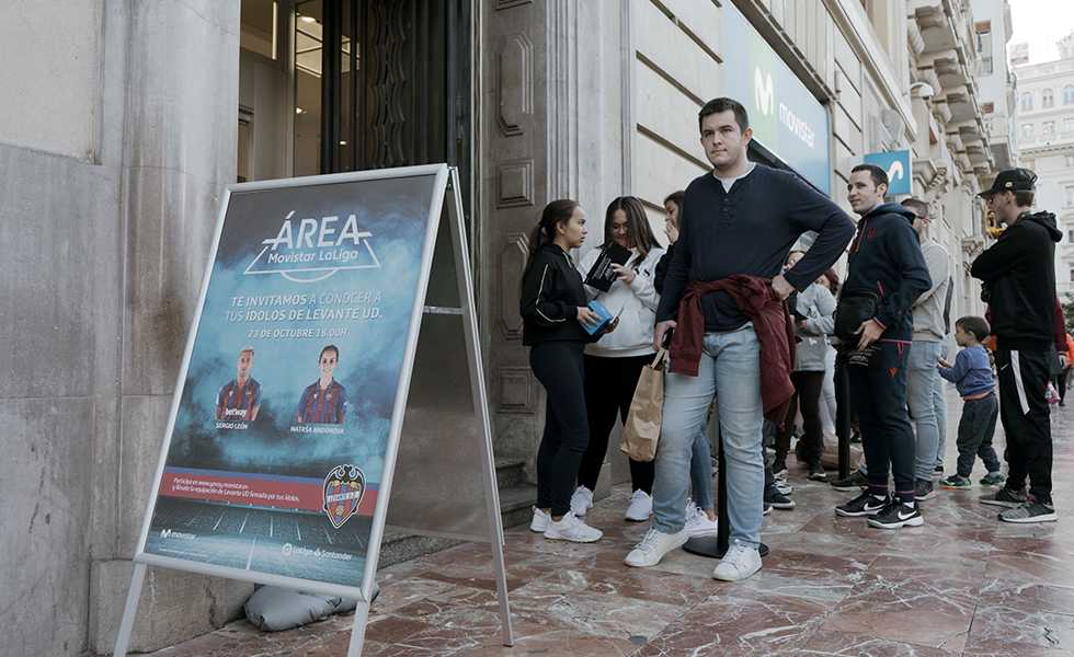 La cola en los aledaños de la tienda Movistar
