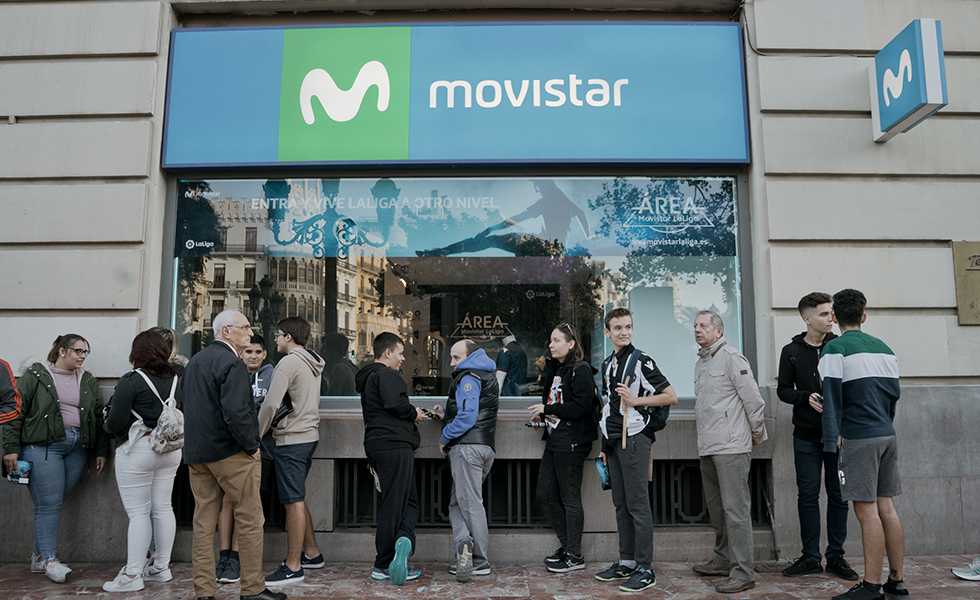 La cola en los aledaños de la tienda Movistar