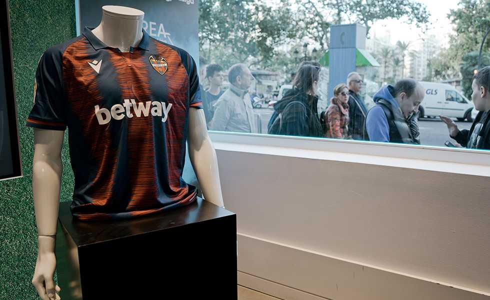 La camiseta del Levante UD 19/20 luce en el Área Movistar LaLiga