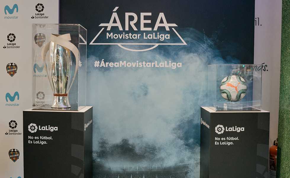 La copa de LaLiga y el balón oficial de la competición
