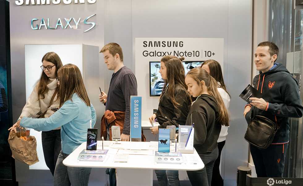 La cola para las firmas dentro de la tienda Movistar