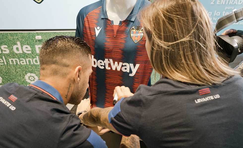 Sergio León y Natasa Andonova firmaron la camiseta que luce en el Área