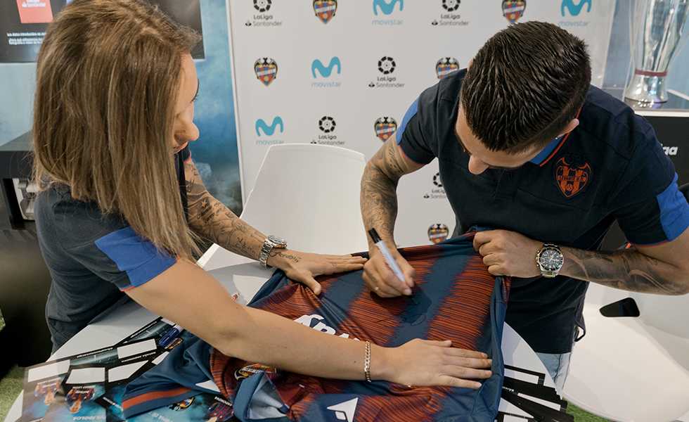 Sergio León y Natasa Andonova firmaron la camiseta que luce en el Área