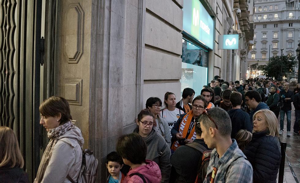 La cola en los aledaños de la tienda Movistar