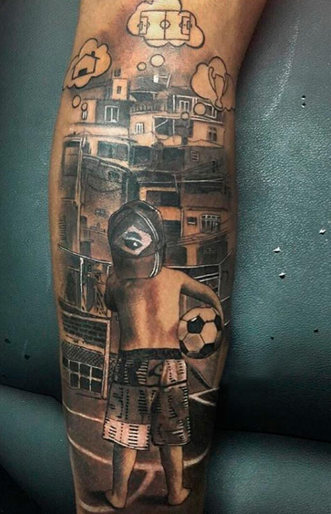 En este tatuaje de Miguel Bohigues, el ex jugador blaugrana Neymar recuerda su infancia en las favelas