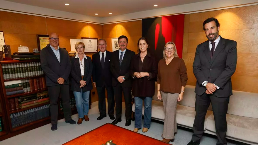 Enrique Jaimez, director general del Cluster Tic, Elvira Pérez, presidenta de Mujeres de Empresa, Pablo Junceda, director general de Sabadell Herrero, Eloy Méndez, director de LA NUEVA ESPAÑA, Arancha González Montell, directora general de Empresa y Comercio del Principado de Asturias y Pablo García, vicepresidente de FADE. / Luisma Murias