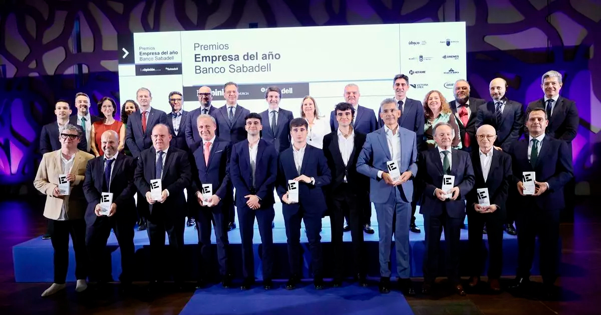 Foto de familia de los premiados junto con patrocinadores y miembros de La Opinión de Murcia, Prensa Ibérica y Banco Sabadell. / Juan Carlos Caval